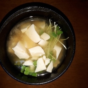 豆腐と白菜かいわれの味噌汁